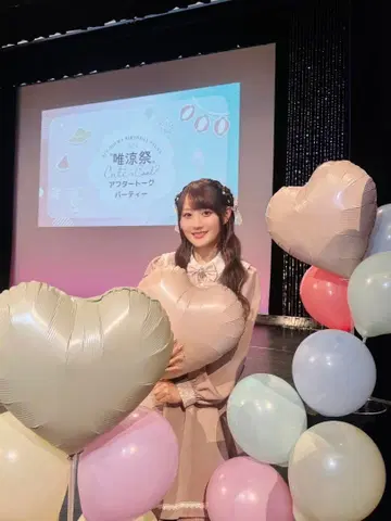 오구라 유이 착용 리본 브로치 달린 옷깃 플레어 원피스 핑크 베이지