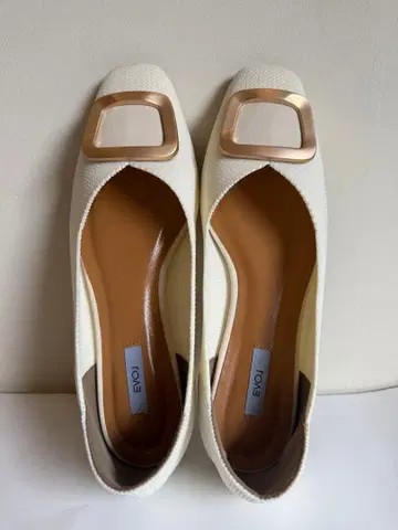 경량의 부드러운 EVOl 스퀘어 버클 화이트 펌프스