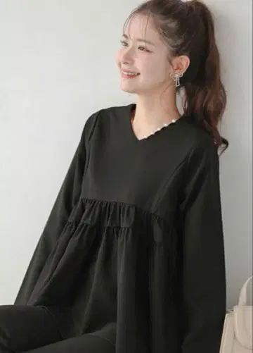 핏모어 fitmore V넥 펄 개더 플레어 상의