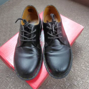 가격 인하 Dr. Martens 3홀 신발