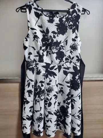 꽃무늬 슬리브리스 원피스