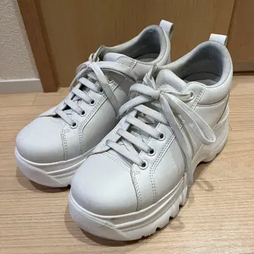 스즈키 아미 화이트 플랫폼 스니커즈 통굽 스니커즈 M