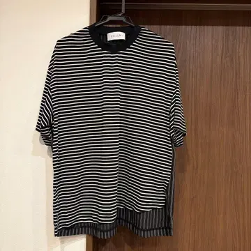 CULLNI 블랙 화이트 스트라이프 반팔 T셔츠