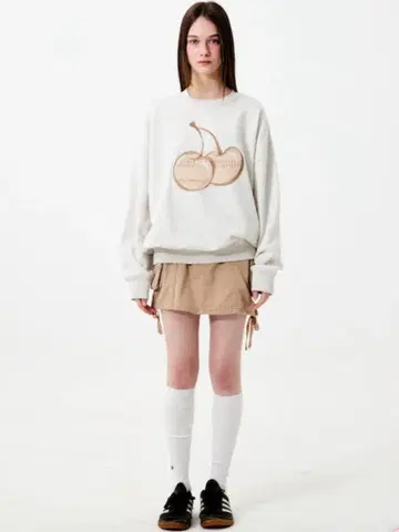 KIRSH 빅 체리 자수 맨투맨 오트밀