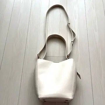 ZARA 버킷 숄더백 화이트 탈부착 가능한 스트랩 포함