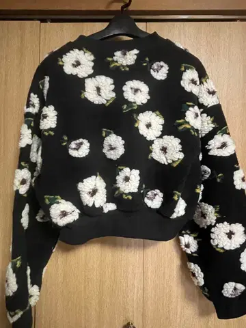꽃무늬 플리스풍 긴팔 스웨터