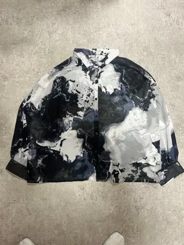 흑백 추상 무늬 긴팔 셔츠