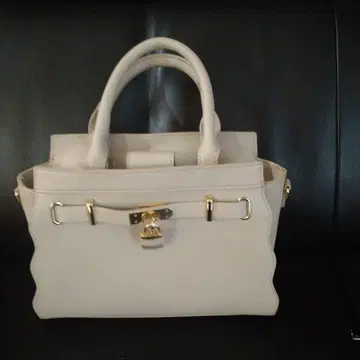 크림색 핸드백 골드 금장 장식