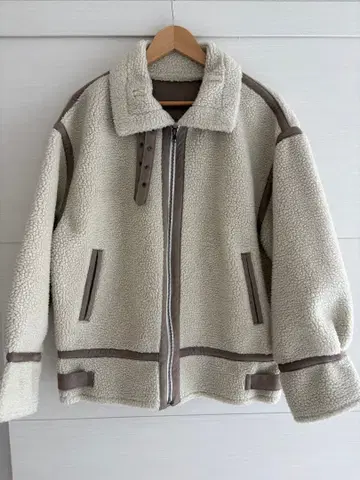 무스탕 코트 보아 소재 크림색 LOWRYS FARM