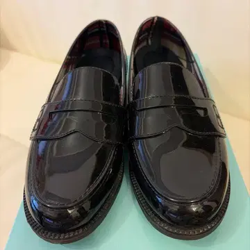 블랙 에나멜 로퍼