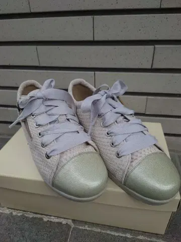 화이트 리본 스니커즈