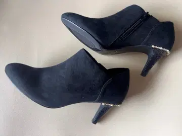 미사용 새상품 RANDA 블랙 스웨이드 비쥬 장식 부티 L