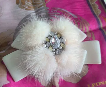 새상품급 TO BE CHIK 인조 모피 코사지