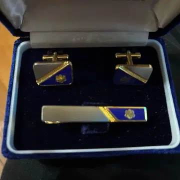 츠쿠바 대학의 학교 휘장과 비슷한 총리 관저 휘장 넥타이핀과 커프스 세트