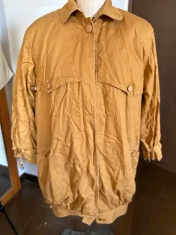 베이지 버튼 부착 자켓