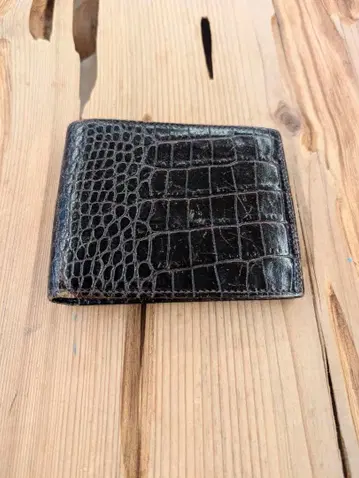 SMYTHSON 마라 악어 엠보싱 가죽 2단 접이식 지갑