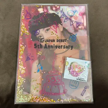 TWICE 5th Anniversary 클리어 파일과 배지 세트