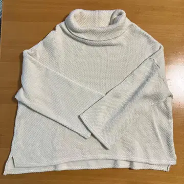 이치 화이트 터틀넥 니트