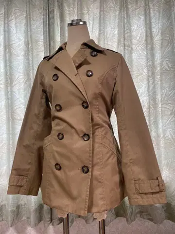 베이지 더블 브레스트 트렌치코트