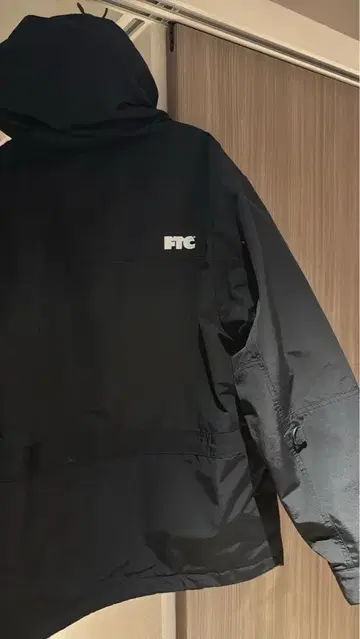 FTC 블랙 다운 자켓 후드 부착