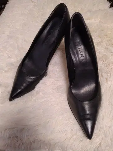 DIANA 블랙 스틸레토 하이힐