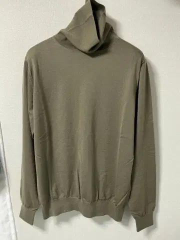 카키 하이넥 긴팔 니트