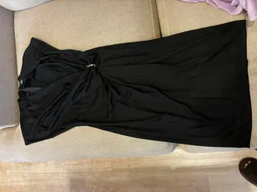 슬리브리스 블랙 무릎 기장 원피스