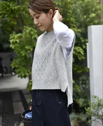 부드러운 울 케이블 짜임 니트 베스트