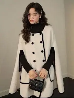 KUOSE 바이컬러 버튼 달린 케이프 코트