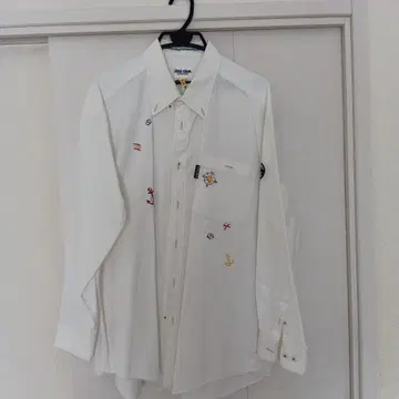 [ 새상품급 ] 시나코바 자수 장식 화이트 긴팔 셔츠