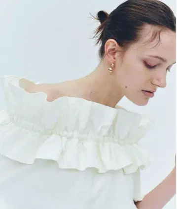 laubeblanc 프릴 오프숄더 화이트 상의