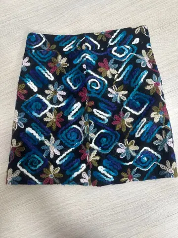 ZARA BASIC 자수 타이트 스커트