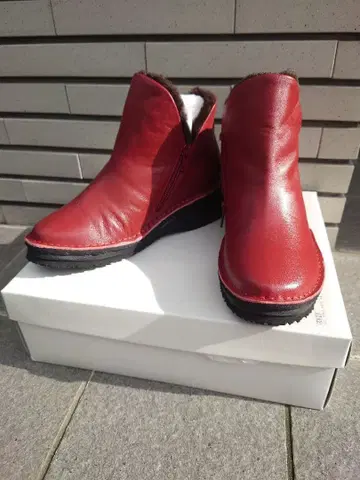 가죽제 퍼 달린 빨간색 숏부츠