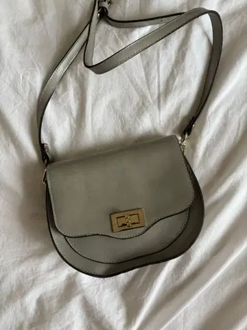 한국 그레이 플랩 숄더백