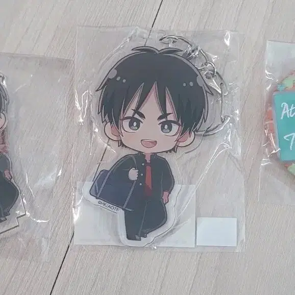 진격의 거인 에렌 교복 아크릴 스탠드 키링 캔뱃지 세트