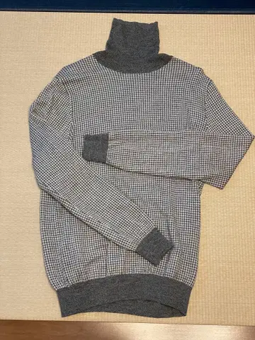 Edifice 그레이 계열 체크 무늬 터틀넥 니트