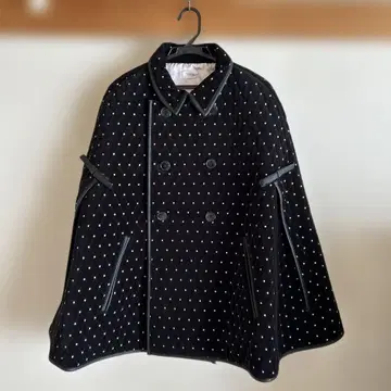 Bibiy. 비비 ODETTE 케이프 도트 무늬 판초 케이프 코트