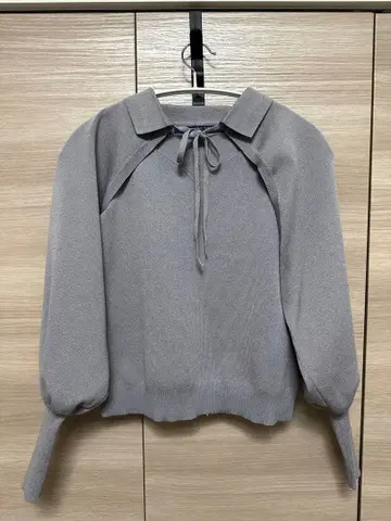 리본 포함 그레이 긴팔 니트 스웨터