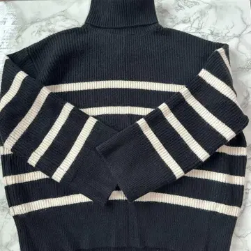 블랙과 화이트 스트라이프 터틀넥 니트