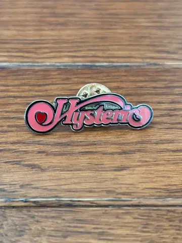 Hysteric 로고 핀 배지 핑크