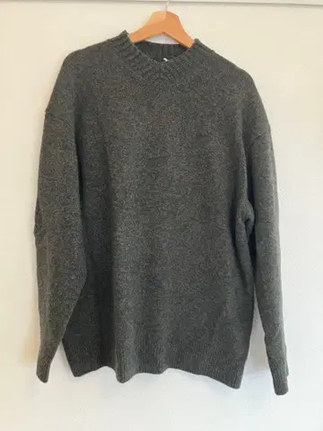 ATON V넥 니트 스웨터