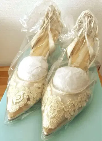 Bella Belle 자수 스트랩 펌프스 웨딩 신발