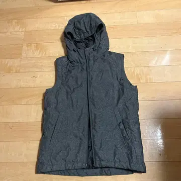 진한 회색 다운 베스트 후드 부착