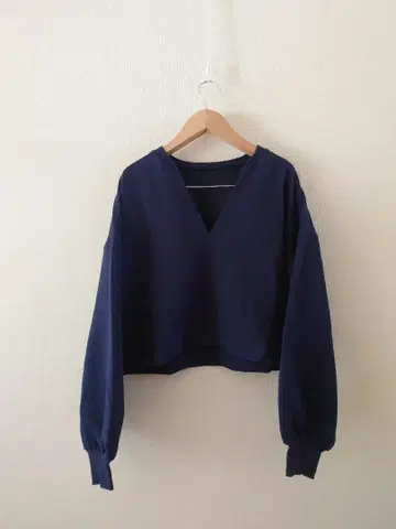 SENSE OF PLACE 어반 리서치 볼륨 슬리브 크롭 탑