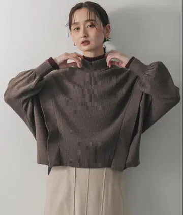 SENSE OF PLACE 스트레치 숄더 턱 스웨터