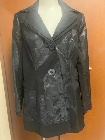 에이코 콘도의 자켓 (다크 브라운과 광택이 있는 소재 자켓)