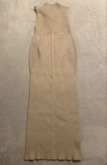 FRAY.I D 베이지 슬리브리스 롱 니트 원피스