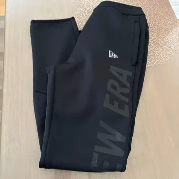 New Era 슬림핏 팬츠 블랙