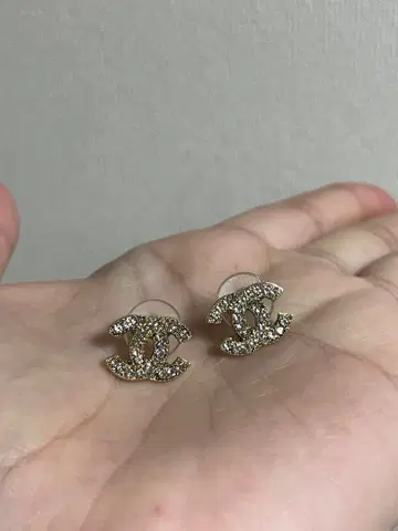 CC 골드 로고 귀걸이 빈티지 버튼