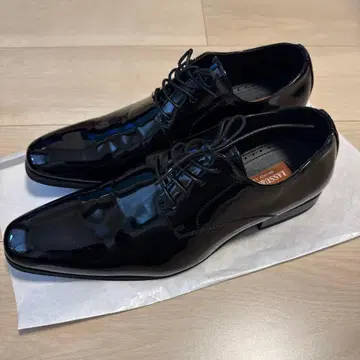 LASSU & FRISS 블랙 드레스 에나멜 구두